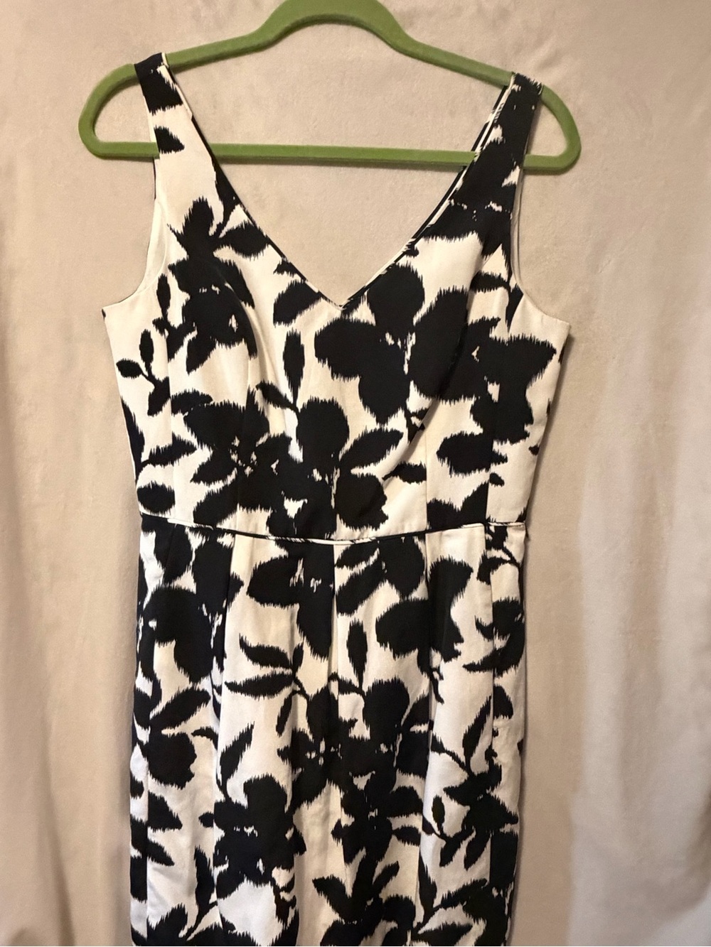 White House Black Market Black and White Floral V-Neck Sheath Dress